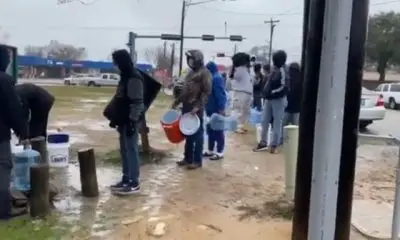 Texas residents line-up to fetch water from borehole amid power outage
