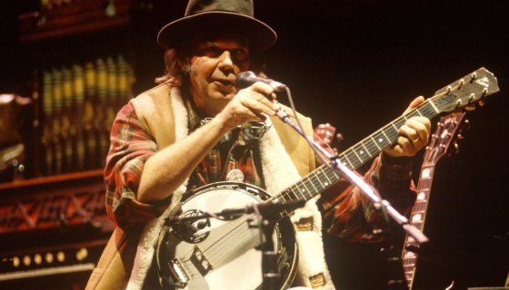 Neil Young Threatens To Pull His Music From Spotify Over Joe Rogan’s COVID ‘Disinformation’