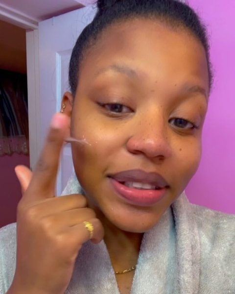"It works, see the glow" – Lady declares after rubbing friend's sp3rm on her face; says she won't have to buy expensive creams again (video) - YabaLeftOnline