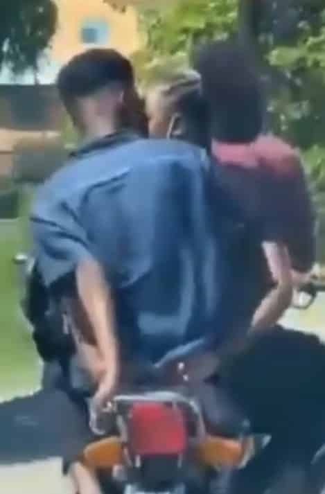 Couple spotted locking lips on a moving motorcycle (Video) - YabaLeftOnline