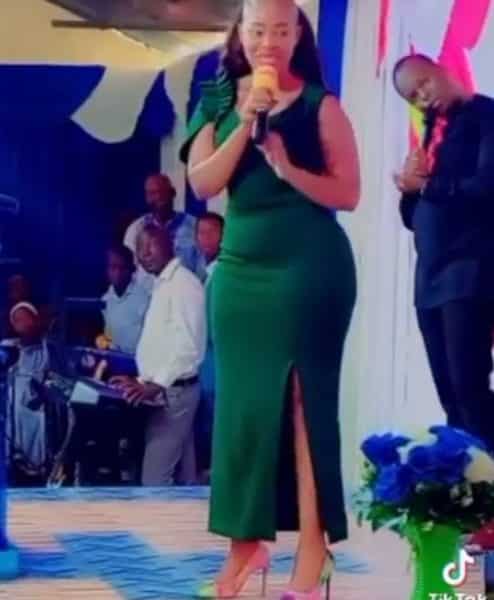 Pastor caught looking at a woman's butt during church service (Video) - YabaLeftOnline