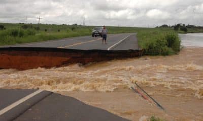 Floods from heavy rains wash away cars in Brazil