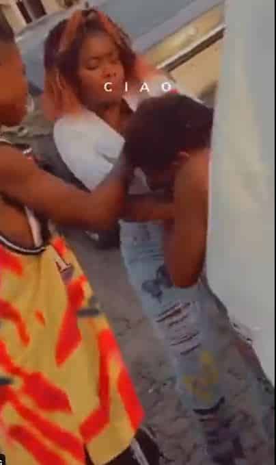 Side chic and main chic fight over male lover at Ibadan mall (video)