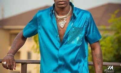 Shatta Wale seen kissing his male security guard, Shatta Kumoji, on the mouth after gifting him one of his diamond neck chains (video) - YabaLeftOnline
